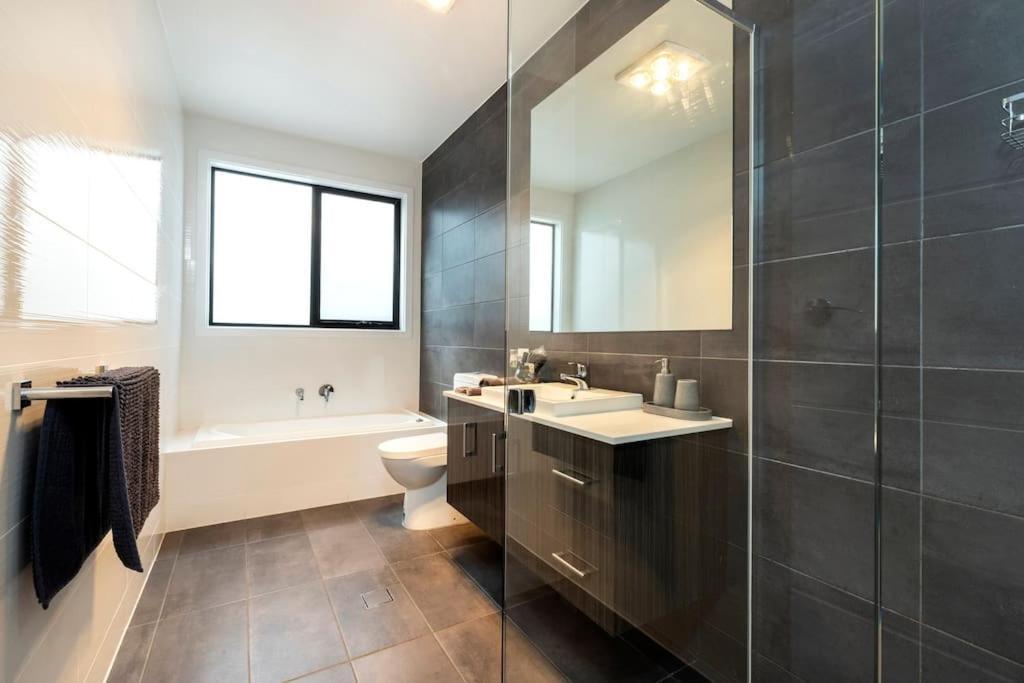 Luxury Home In Christies Beach With King Bed, Nbn, Netflix, 3Bed 2Bath المظهر الخارجي الصورة